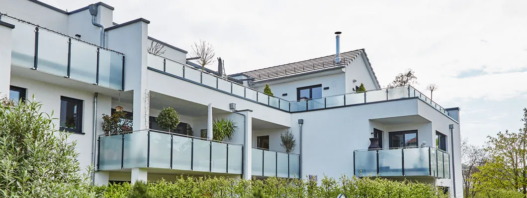 Moderne Wohn- und Geschäftsgebäude mit Innen- und Außenputz